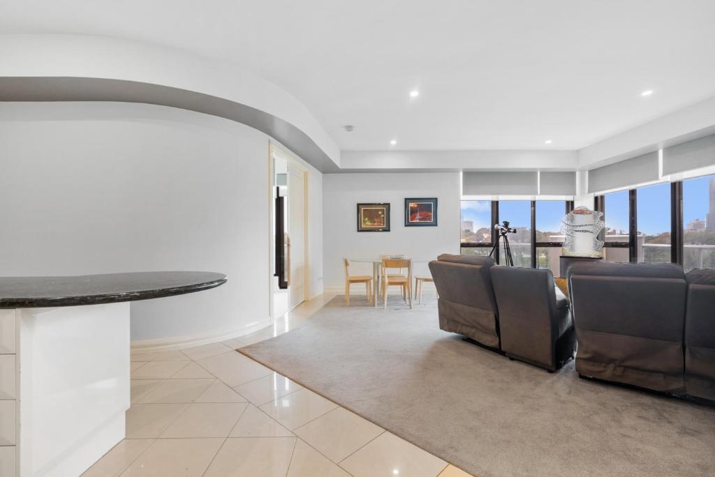 East Melbourne 2BR Apartment photo 3