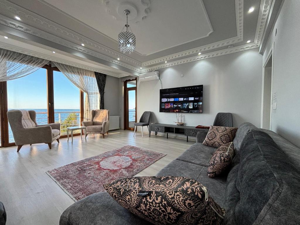 Seafront Apartment with garden by the beach and the sea photo 1