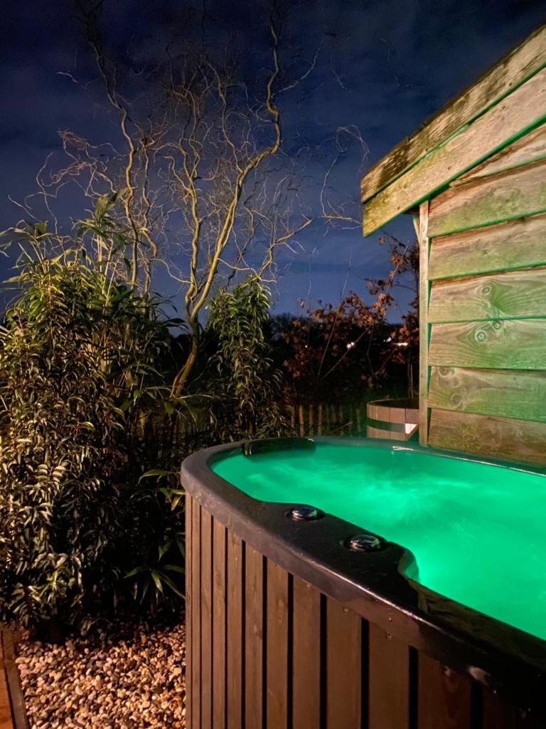 Boerderijlodge met hottub photo 2