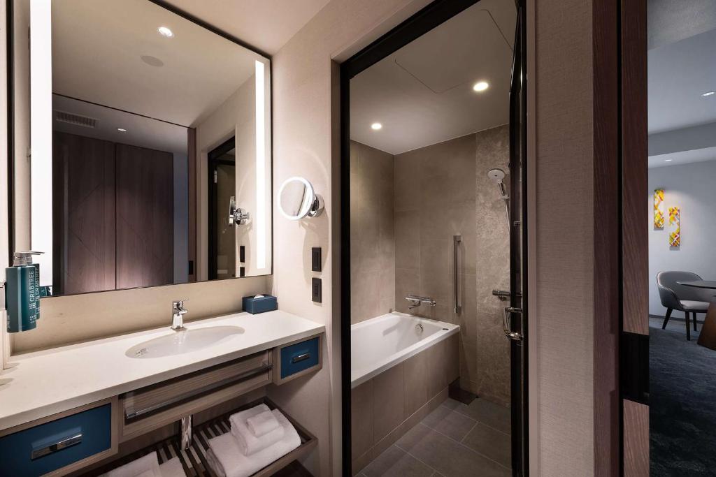 DoubleTree by Hilton Osaka Castle Room Type - Executive King Room with River View
