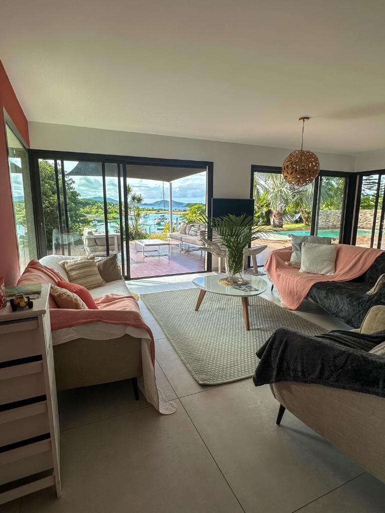 Grande Villa Familiale avec piscine et Accès Privé à la Plage