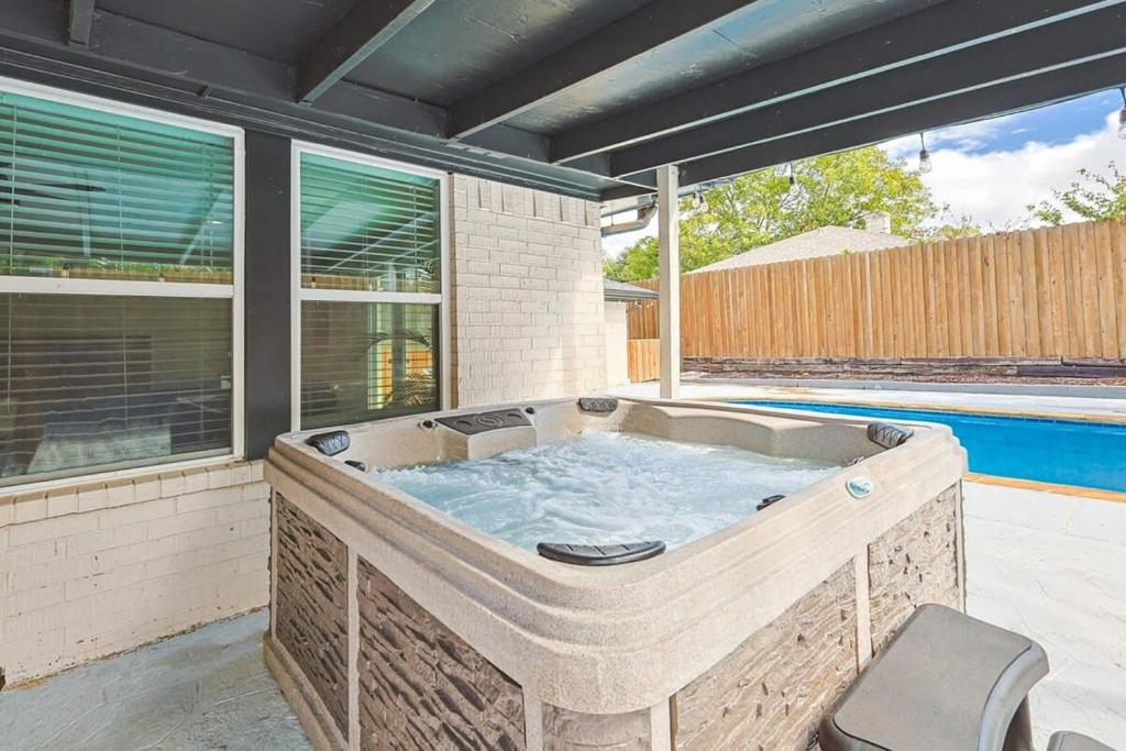 Gorgeous Sunny Home for Big Groups w Private Pool photo 1