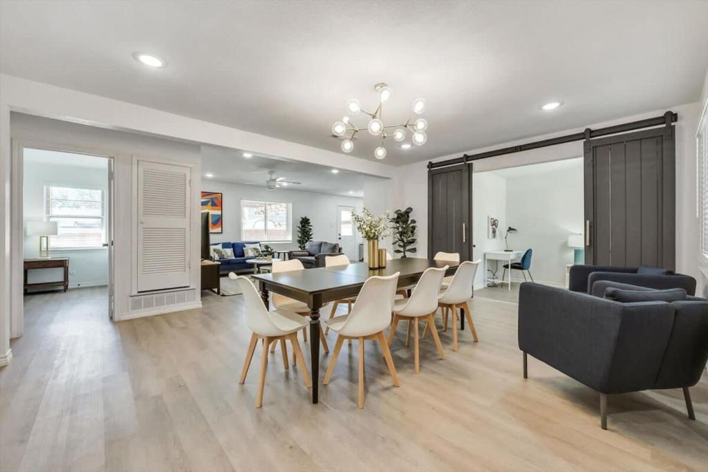 Luxury 4Bed 2Bath Hidden Gem w Backyard Oasis photo 2