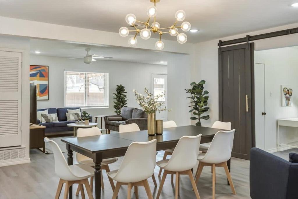 Luxury 4Bed 2Bath Hidden Gem w Backyard Oasis photo 4