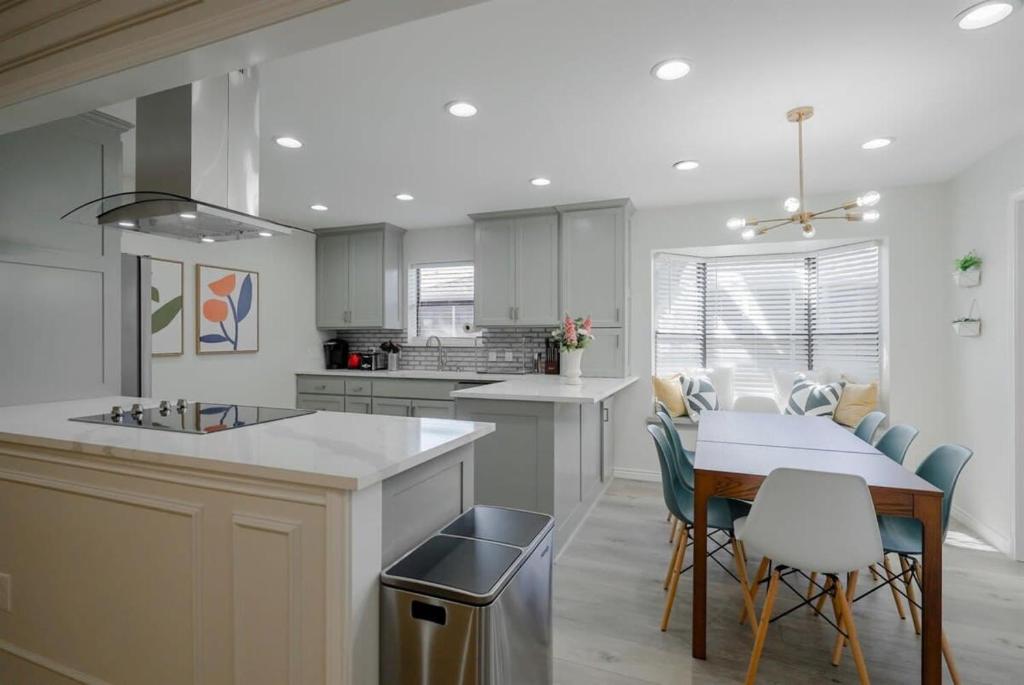 Vibrant Spacious Home w Private Pool and Jacuzzi photo 3