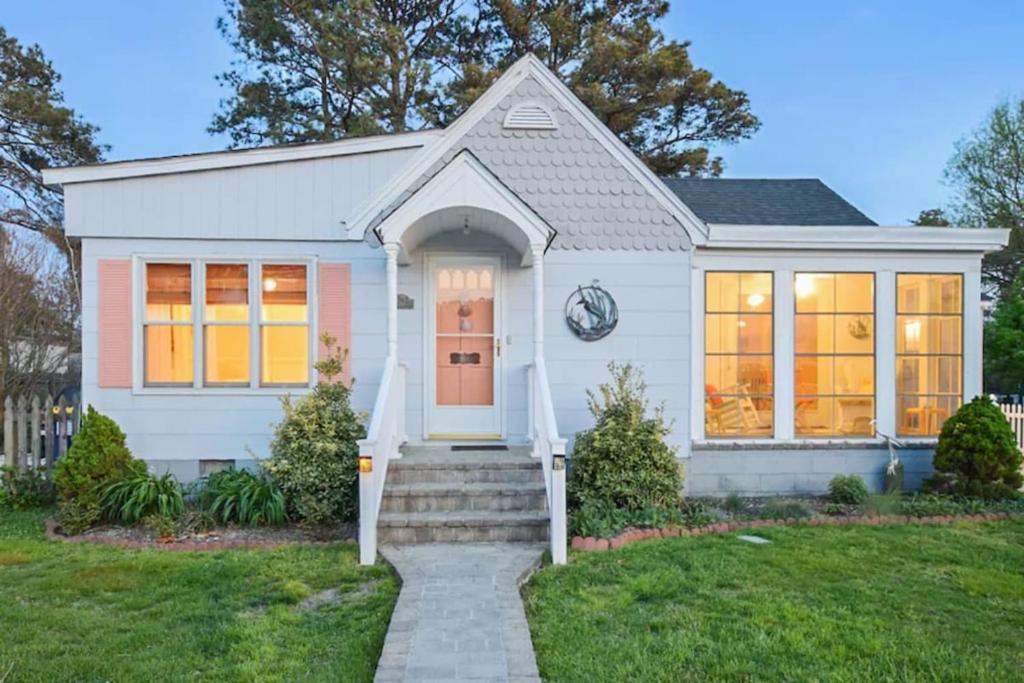 Creekside Cottage with Sunroom, Fire Pit, & WiFi!