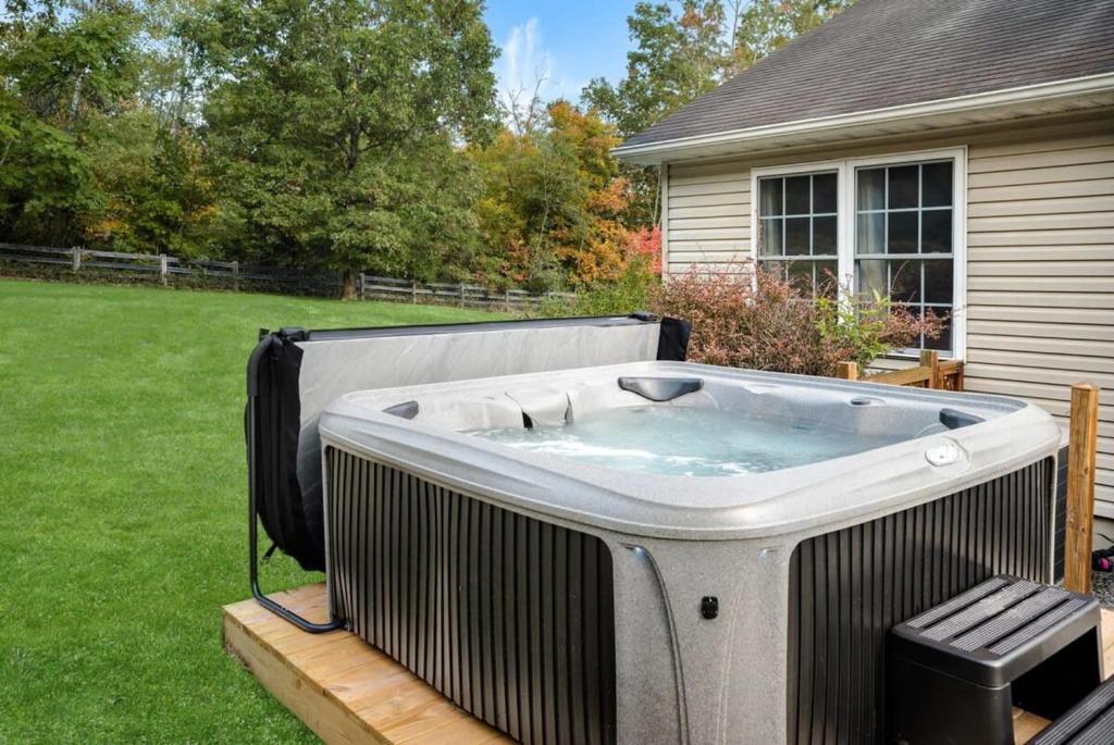 Modern Cottage Hot Tub River Access Fire Pit photo 2