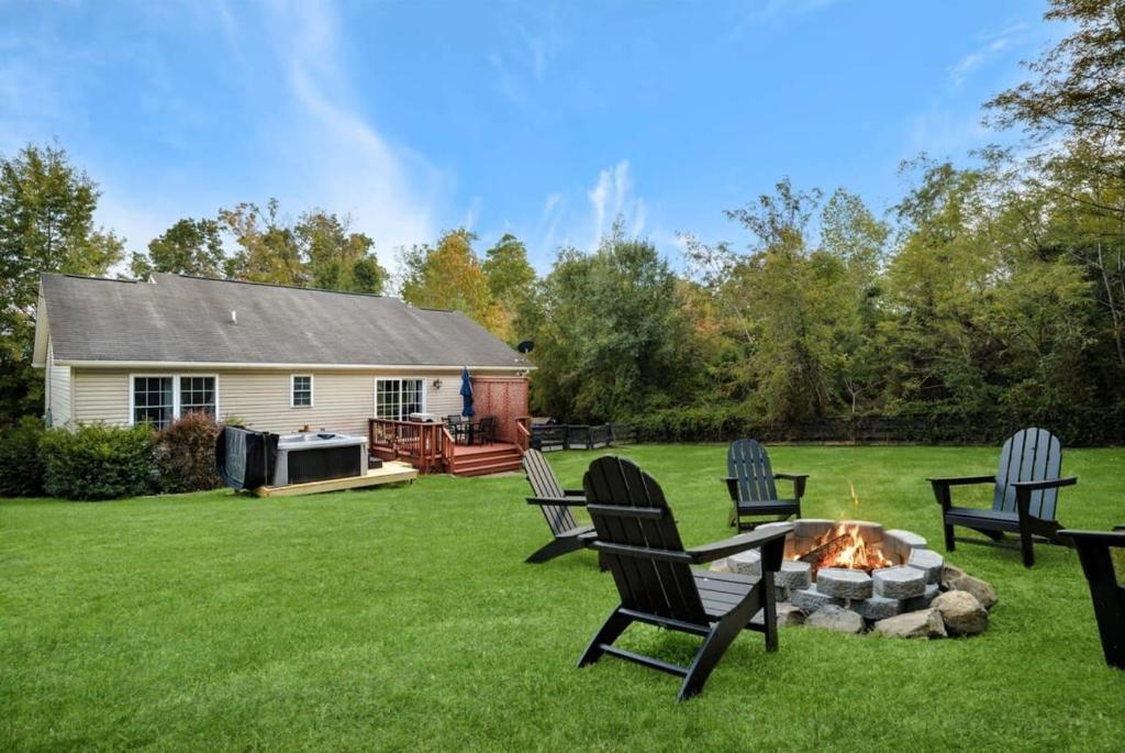 Modern Cottage Hot Tub River Access Fire Pit photo 4