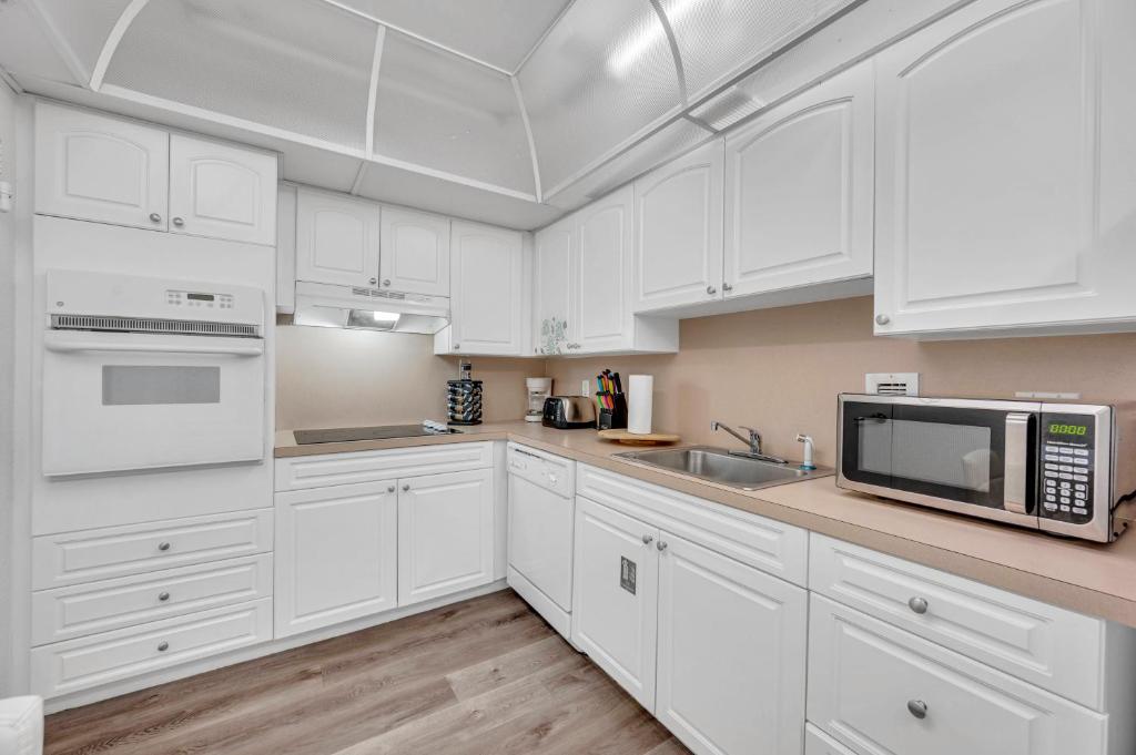 Amazing 1 BDR 1.5 BATH *Hollywood Beach *BEACH ACCESS photo 2