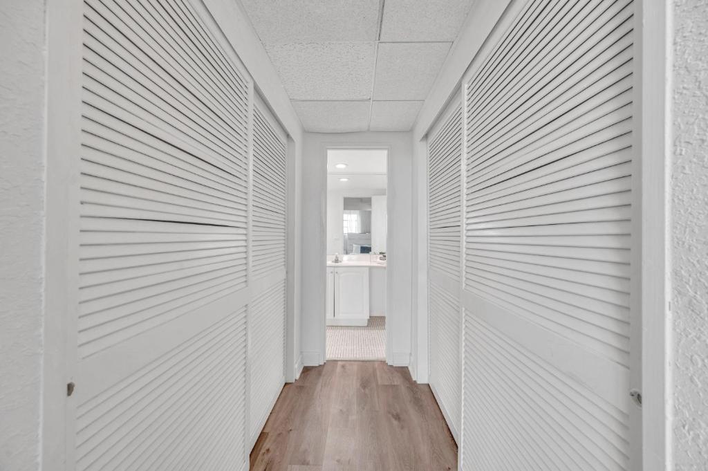 Amazing 1 BDR 1.5 BATH *Hollywood Beach *BEACH ACCESS photo 4