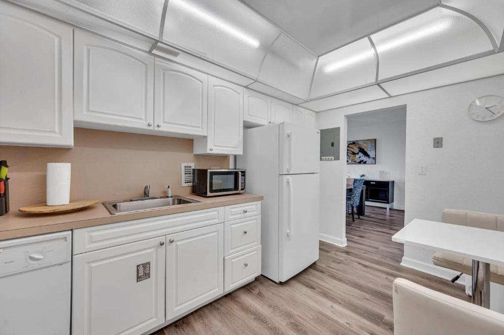 Amazing 1 BDR 1.5 BATH *Hollywood Beach *BEACH ACCESS photo 3