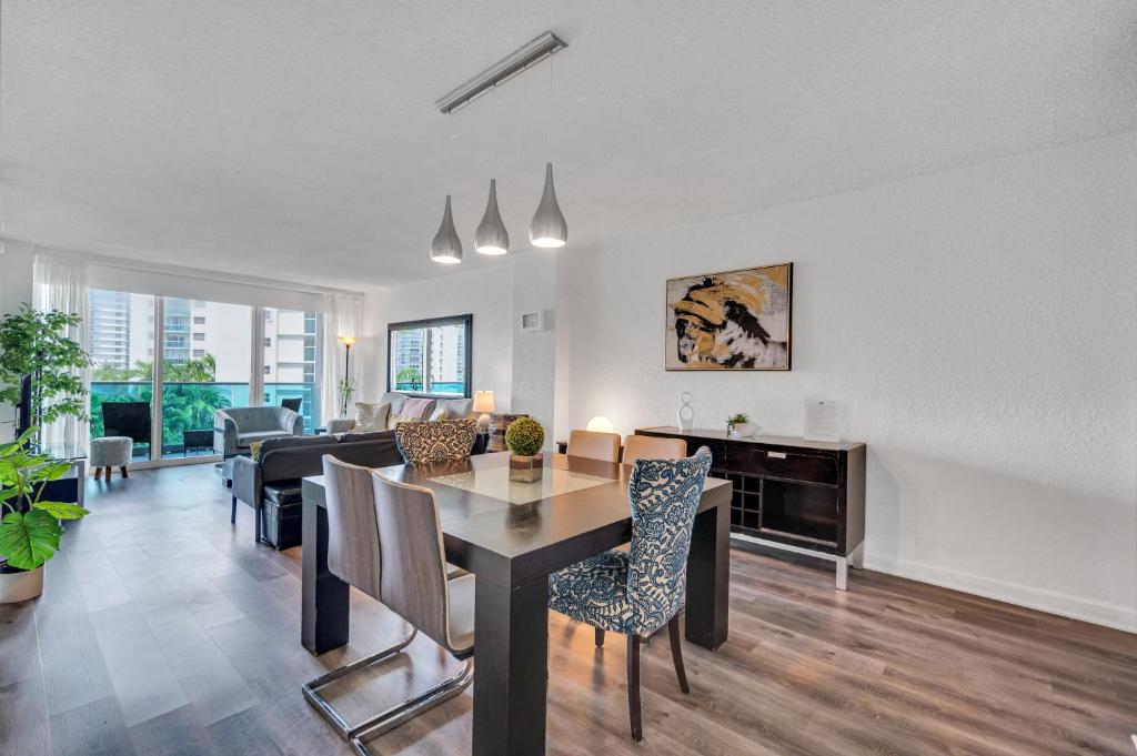 Amazing 1 BDR 1.5 BATH *Hollywood Beach *BEACH ACCESS