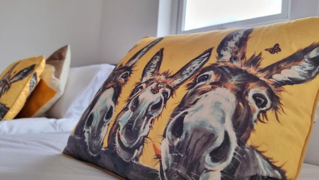 No 62 A Smart Stay in Southampton - GREAT PRICE and Stylish 2-Bed - Free Parking - Tap to explore photos
