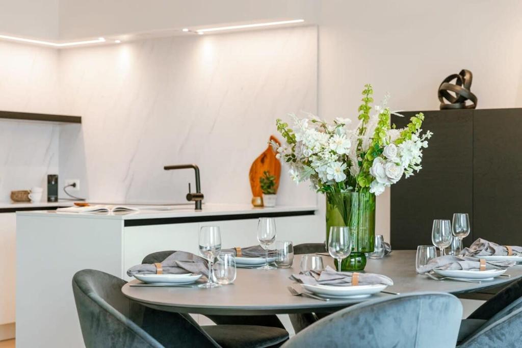 Huswell - Modern apartment located on the square of De Panne photo 2