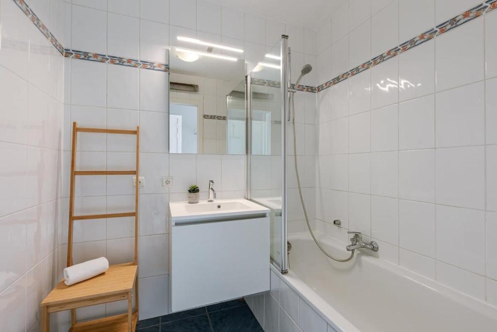 Huswell - Bright apartment with 2 terraces close to beach photo 4