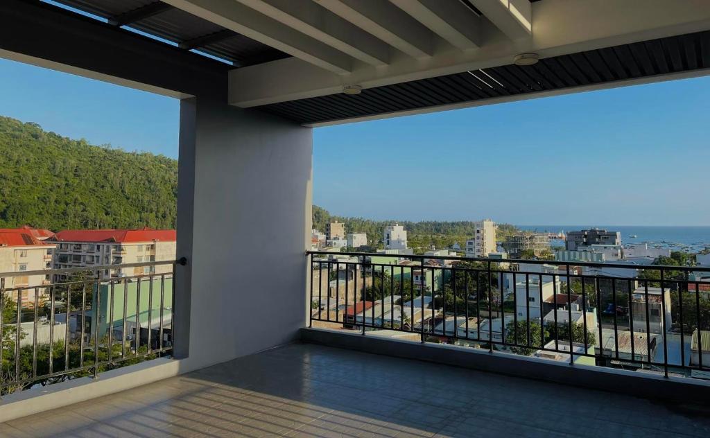 Ami Mountain Sea DaNang Cozy - Mountain iron View