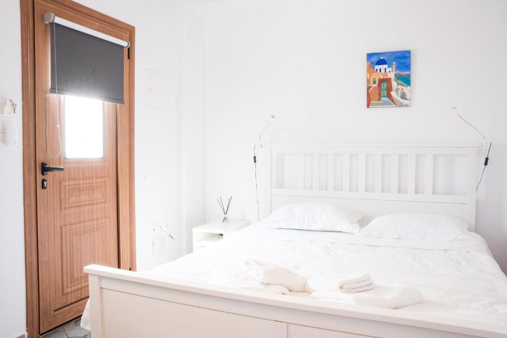 Cozy Budget Apartments in the Heart of Fira, Santorini