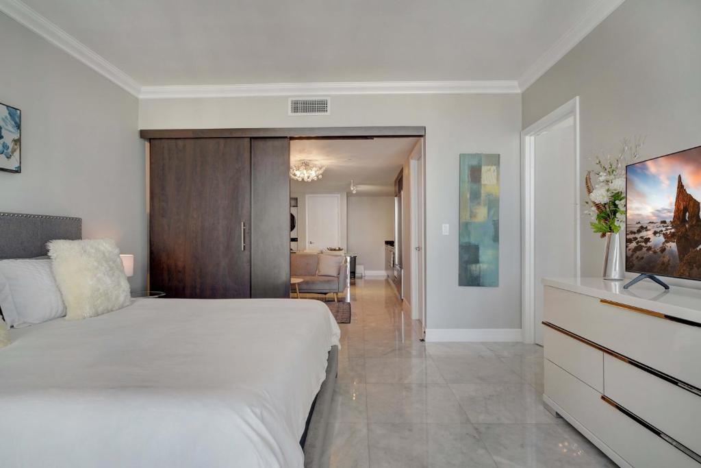 Lux 2BR - Water View - Pool - Spa - FREE Parking - Tap to explore photos