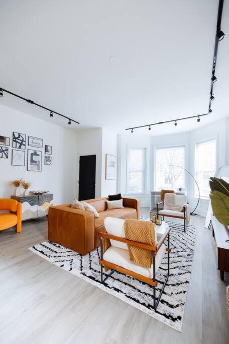 The Brown House - A luxurious UChicago Campus stay image