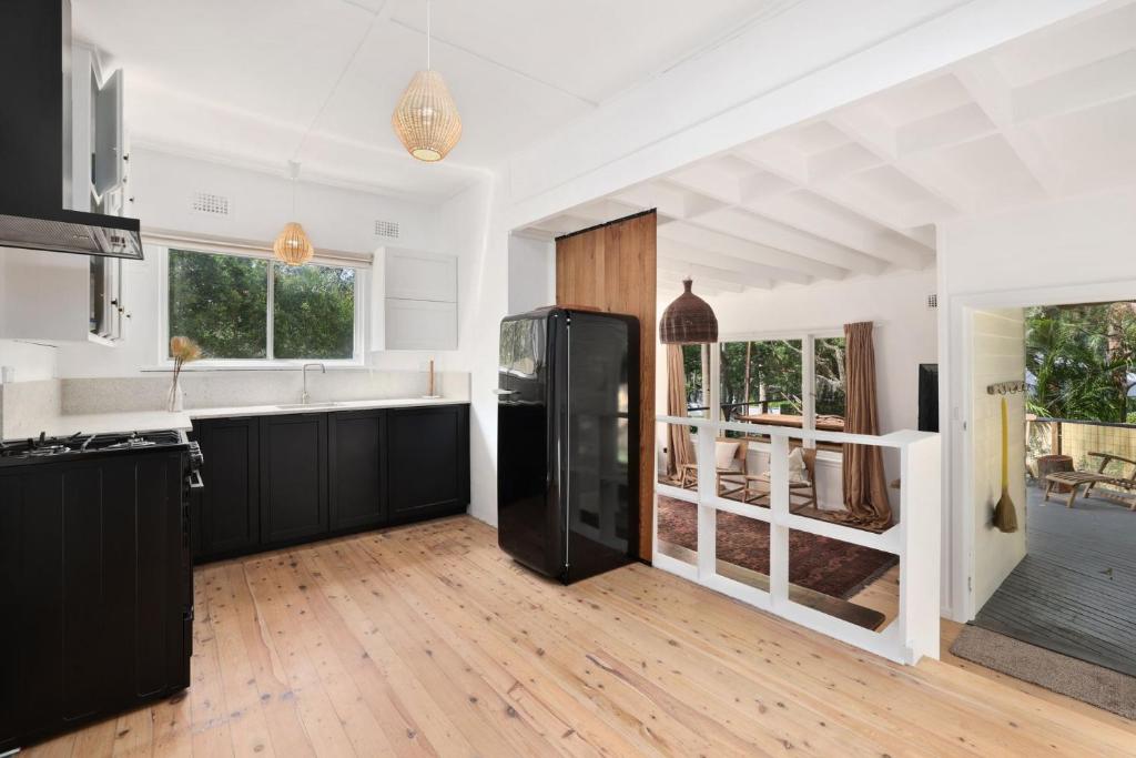 Bungalow 127 at Avalon pde, 800m walk to beach photo 1