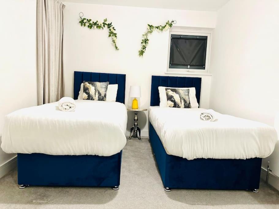 Modern Flat with En-suite and Free Parking - Tap to explore photos