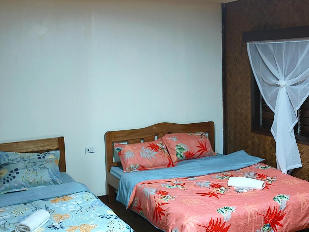 Lokal Hut Bed and Breakfast - Tap to explore photos