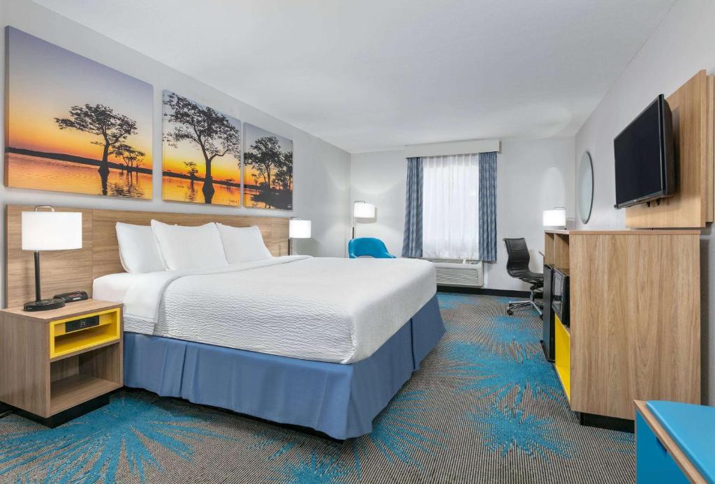 Days Inn & Suites by Wyndham Cabot image