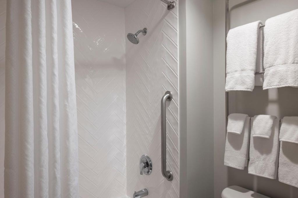 TownePlace Suites by Marriott Chicago Lombard - Tap to explore photos