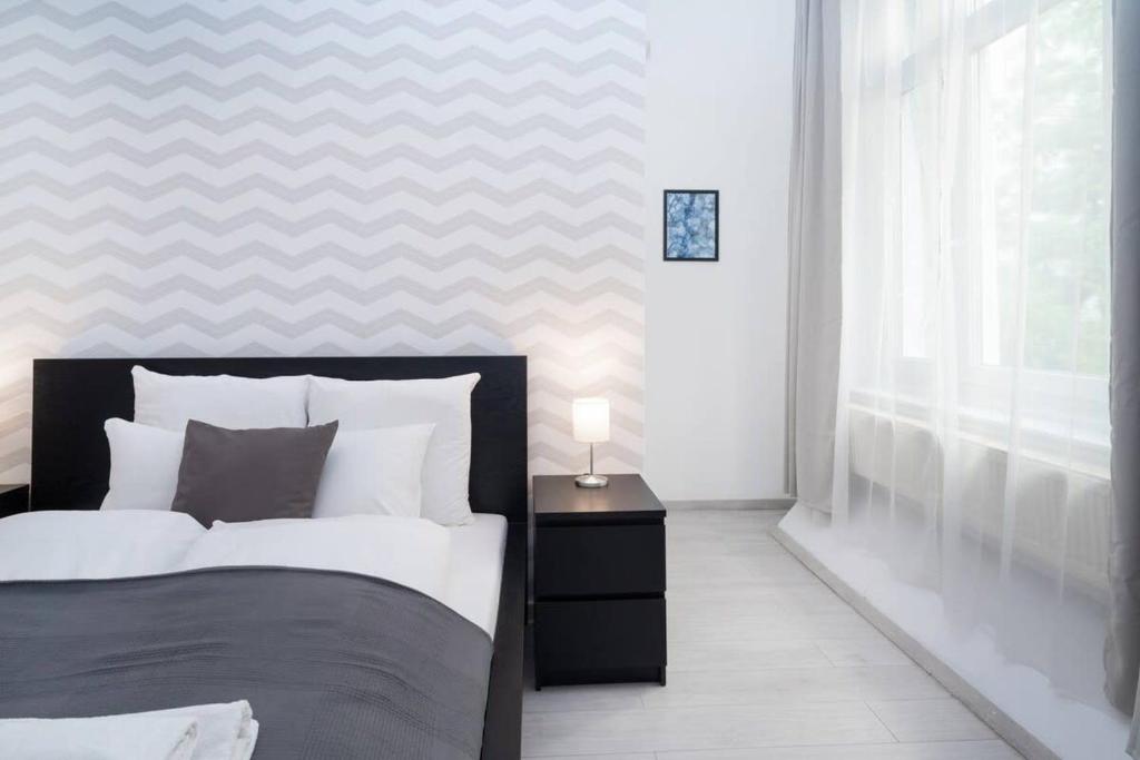 Central and New design apartment - Tap to explore photos