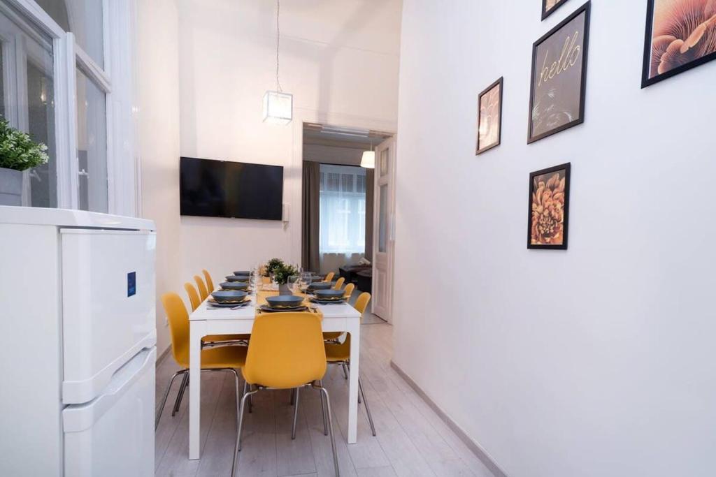 Central and New design apartment - Tap to explore photos