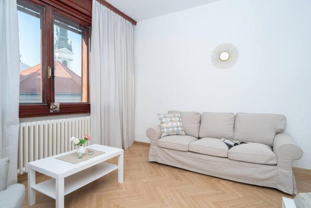 Convenient apartment in the heart of downtown - Tap to explore photos