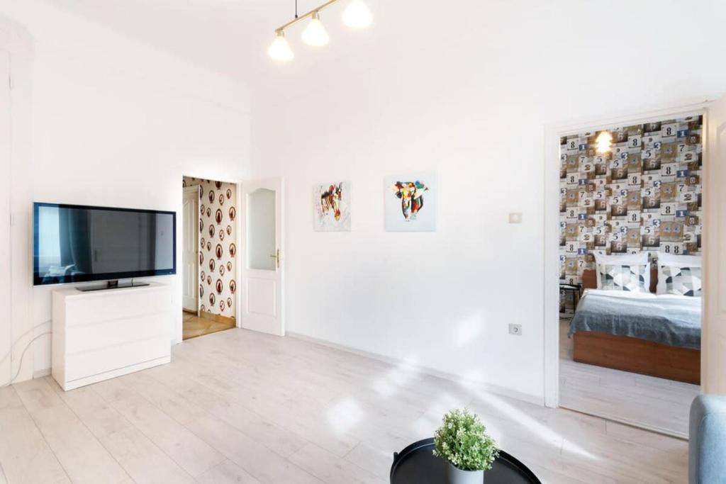 Spacious and comfy very central apartment - Tap to explore photos