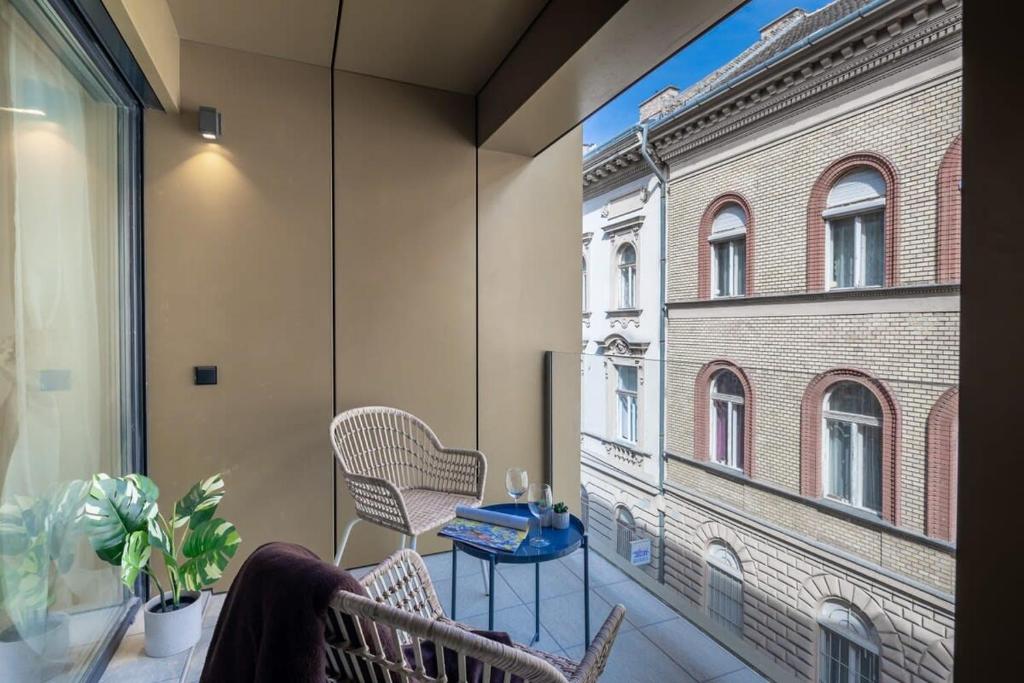 Modern apt in Authentic Central Area - Tap to explore photos