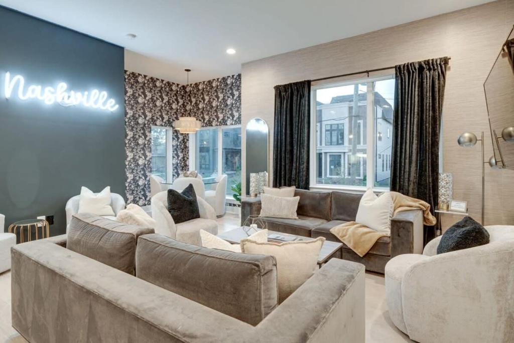 Luxury Townhouse with Rooftop Deck Less than 10 mins to Downtown - Tap to explore photos