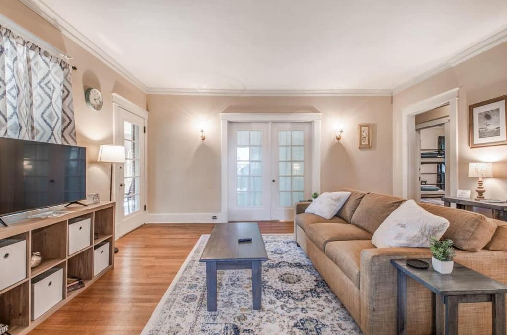 Blue Moon Bungalow- Upstairs Apartment image
