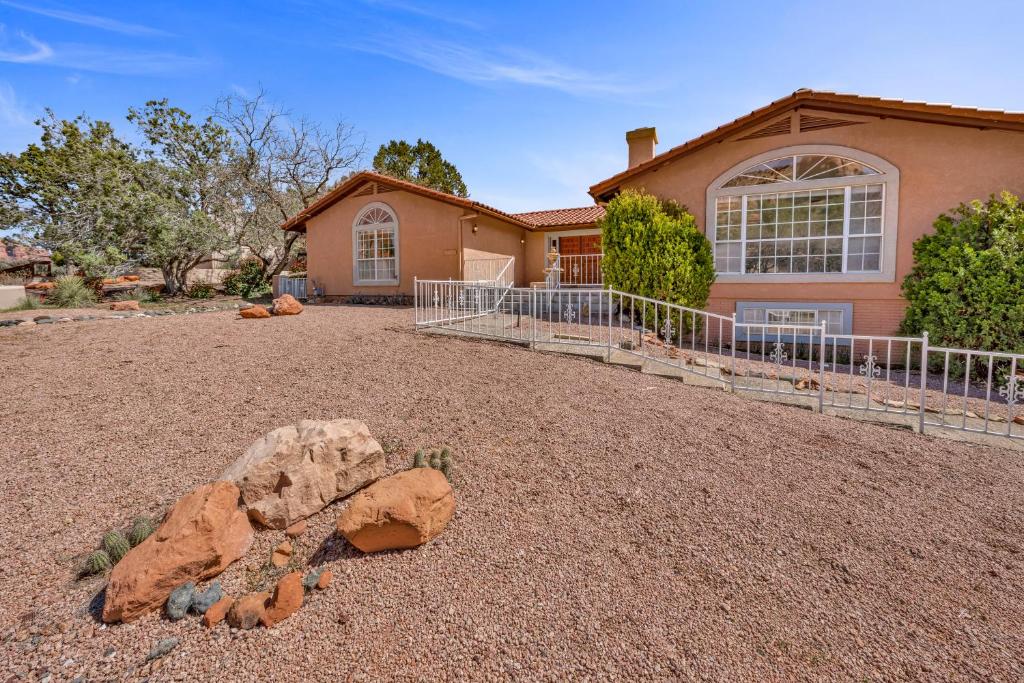NEW! Huge Game Room, Hikeable, Red Rock View, Fireplace, Ping Pong, Yoga, Golf Course, Pickle Ball!