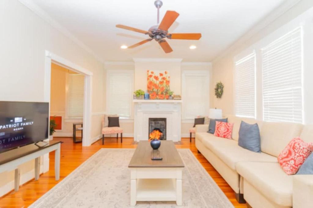 The Parkside Cottage Lakebottom Park at Doorstep! image