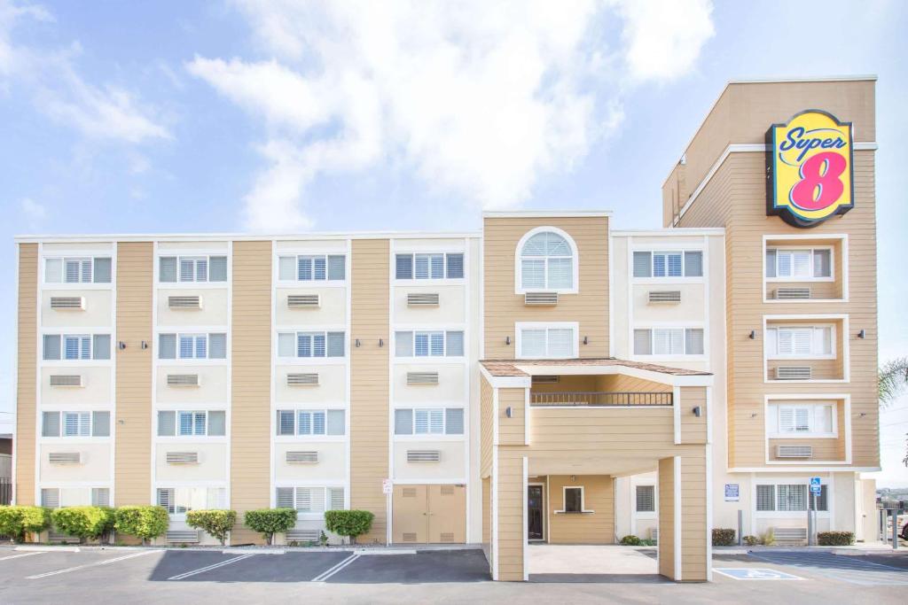 Super 8 by Wyndham National City Chula Vista image