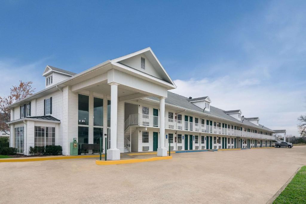 Econo Lodge Branson Theater District image