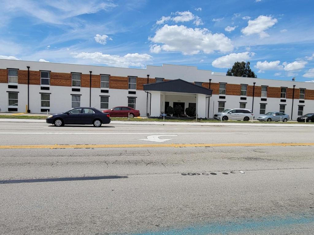 Travel Inn Winter Haven image