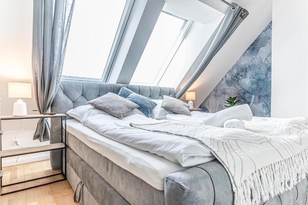 Luxury 2BR and 1LR Apartment with Balcony - 9 min to Center, Vienna