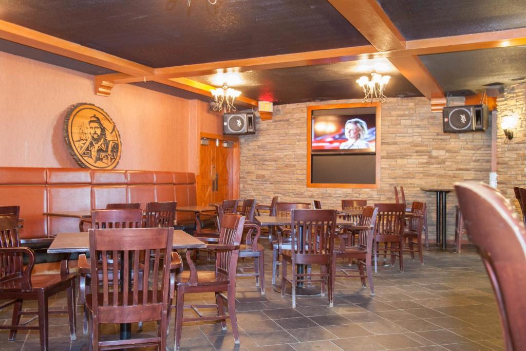 Twin Pine Inn & Suites photo 4