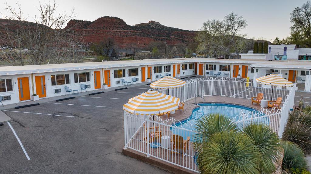 Quail Park Lodge image