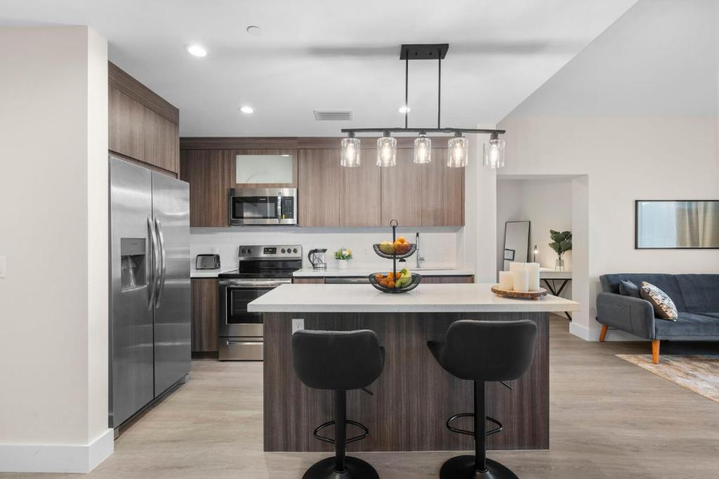 New stylish condo in Hollywood image