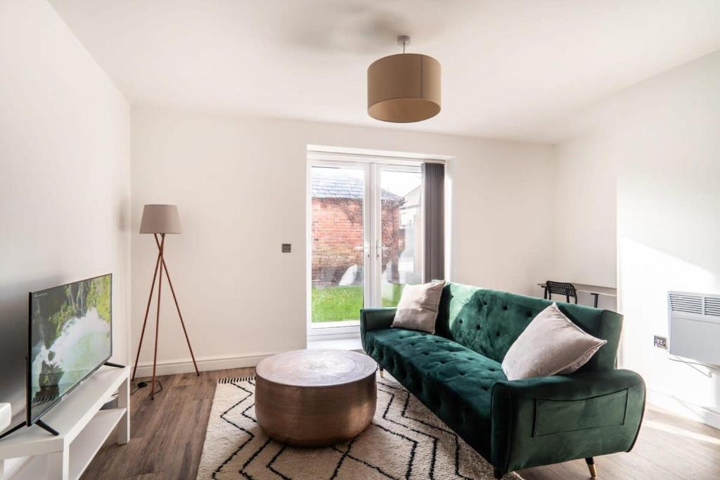 Modern 2 Bed Apartment in Waterloo Liverpool - Tap to explore photos