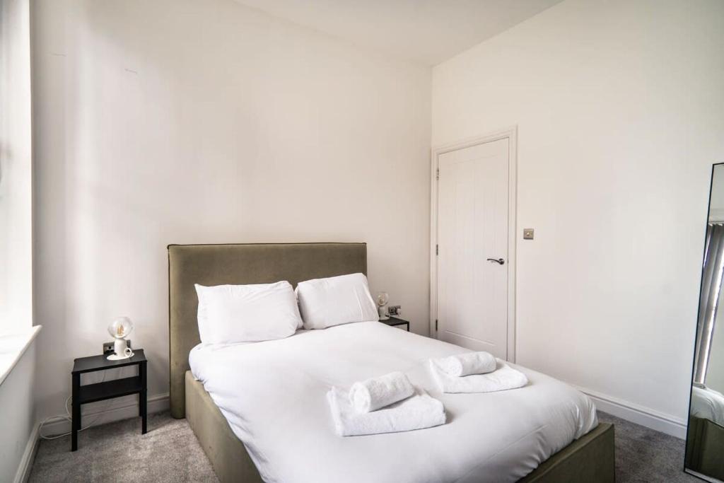 Modern 2 Bed Apartment in Waterloo Liverpool - Tap to explore photos