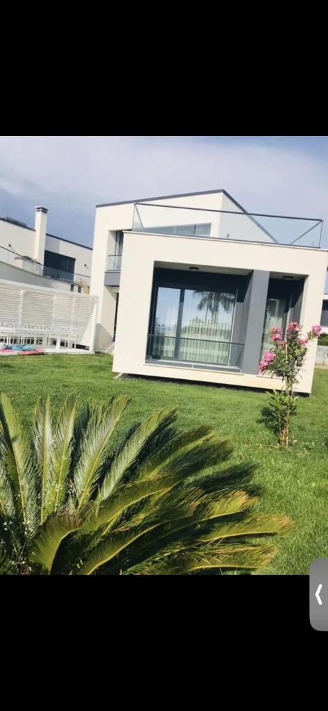 Holiday Villa first line in the beach