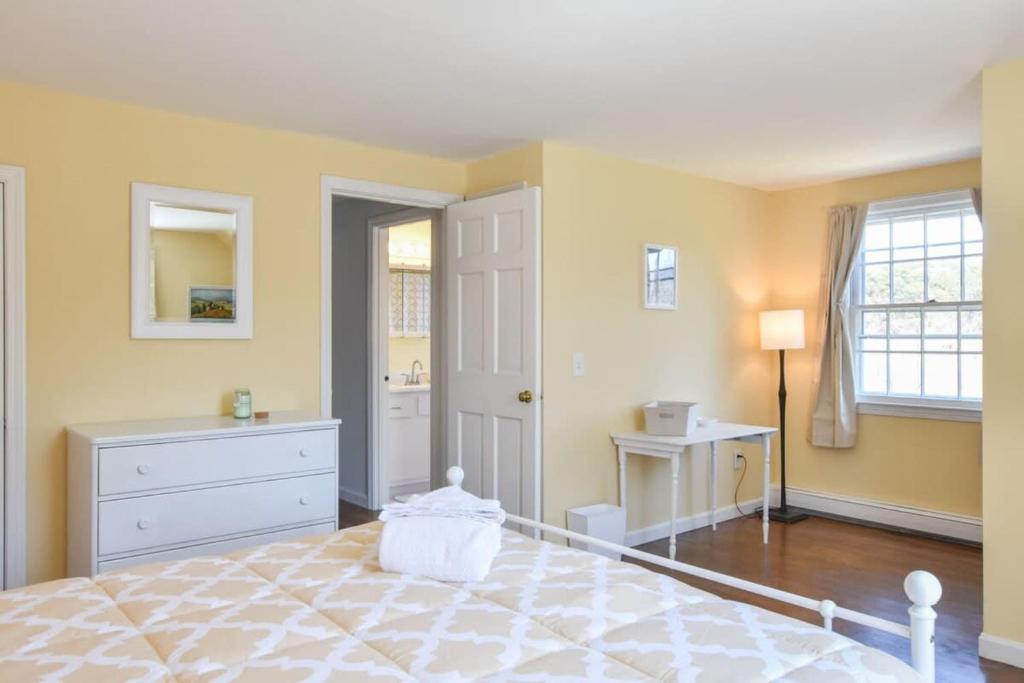 Sleeps 8 Minutes to Nauset Beach - Tap to explore photos