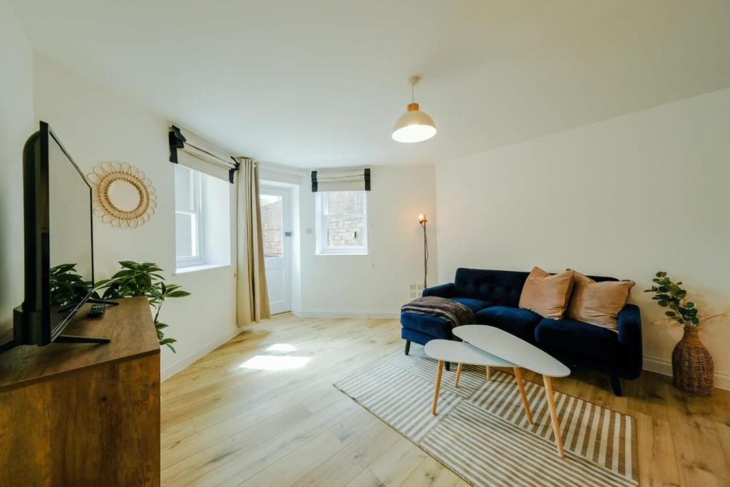 Grange Road Two Bedroom Flat - Tap to explore photos