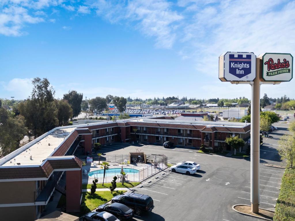 Knights Inn Madera image